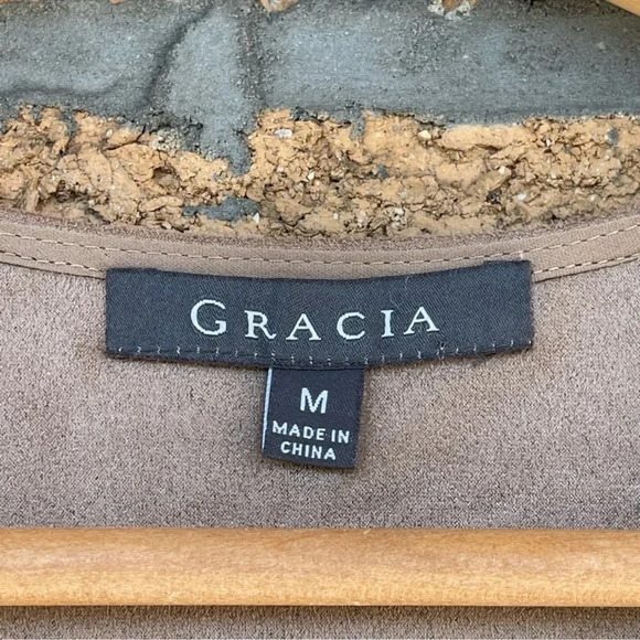 Gracia Faux Suede Fringed Boho Cut Out
Vest medium - Picture 4 of 8